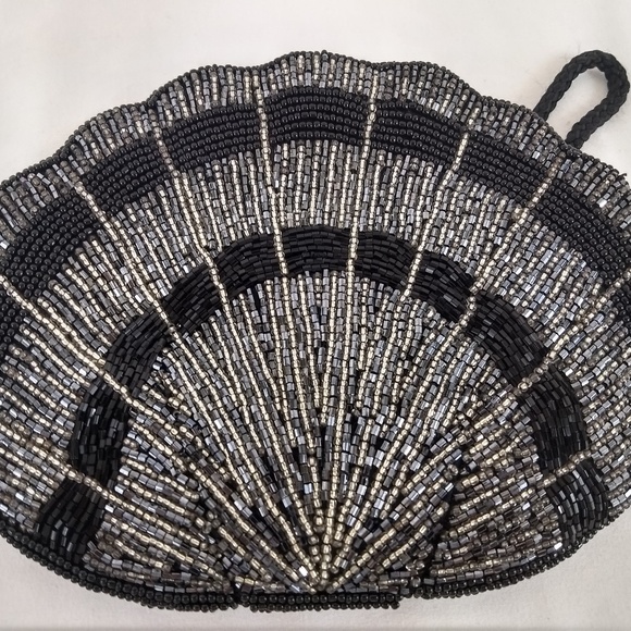 Scalloped Shaped Sequined Mini-Bag Makeup - Picture 4 of 5